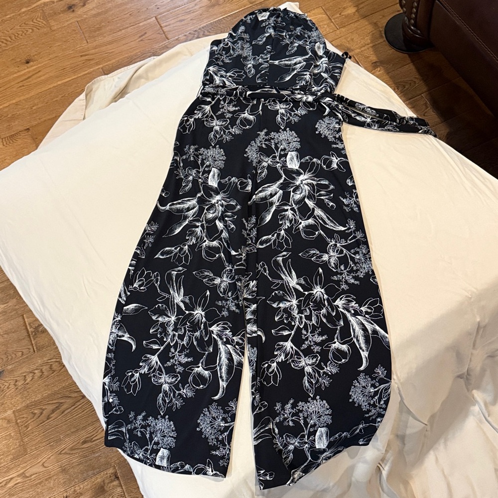 White House Black Market Monochrome Floral Jumpsuit size 0 - Picture 4 of 4